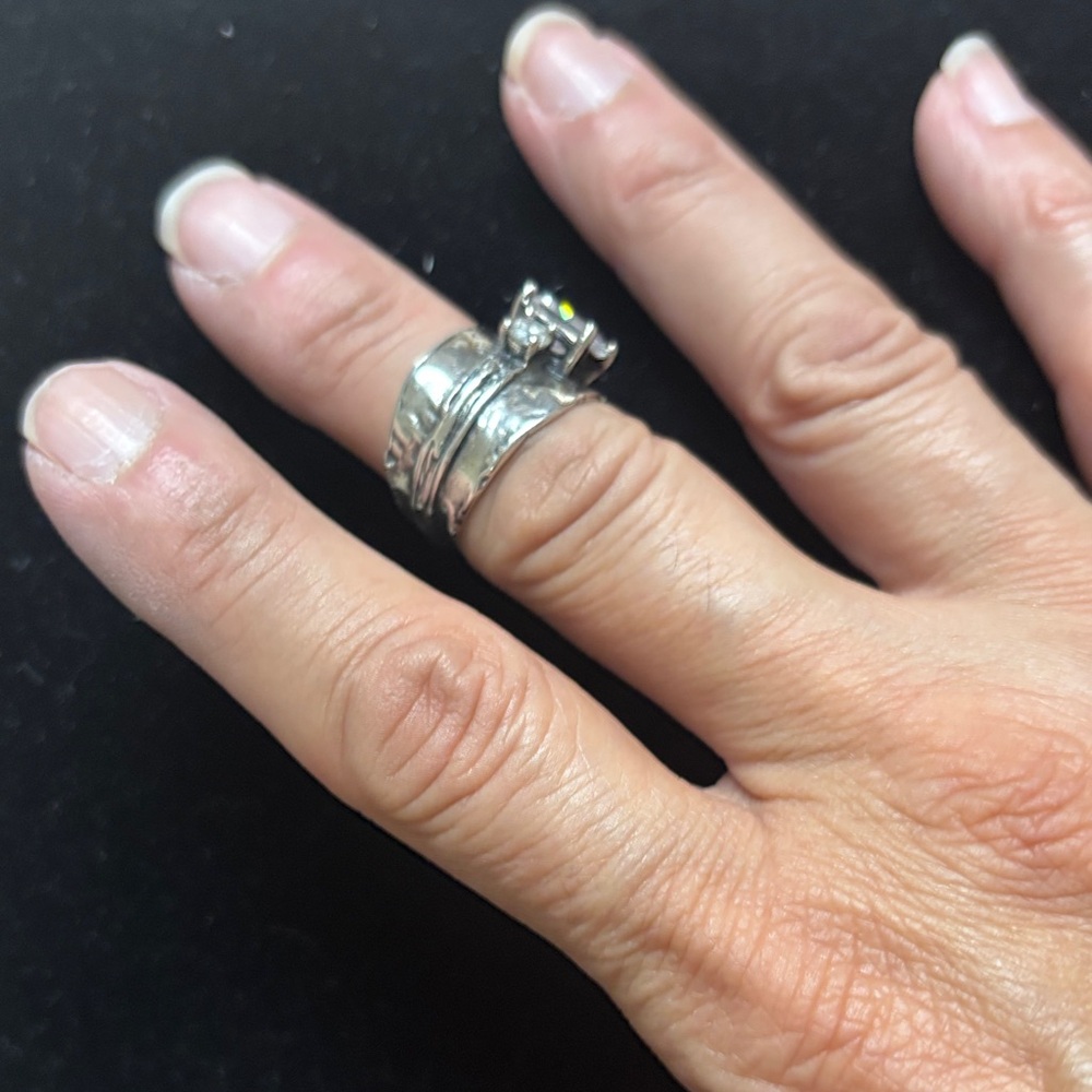 Stunning Silver Women's Ring with Crystal Accents - Picture 4 of 5